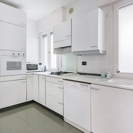 Spacious, Air Conditioner, Few Minutes To The Castle Apartment Malcesine